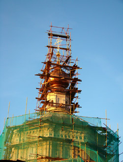 Обновлённый крест Никольского храма над Торопцом