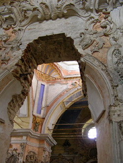 Сохранившаяся лепнина Покровского храма