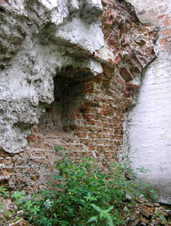 Руины алтаря Сергиевского придела Никольского храма