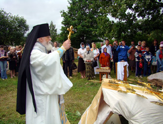 Владыка Виктор освящает новый крест Никольского храма